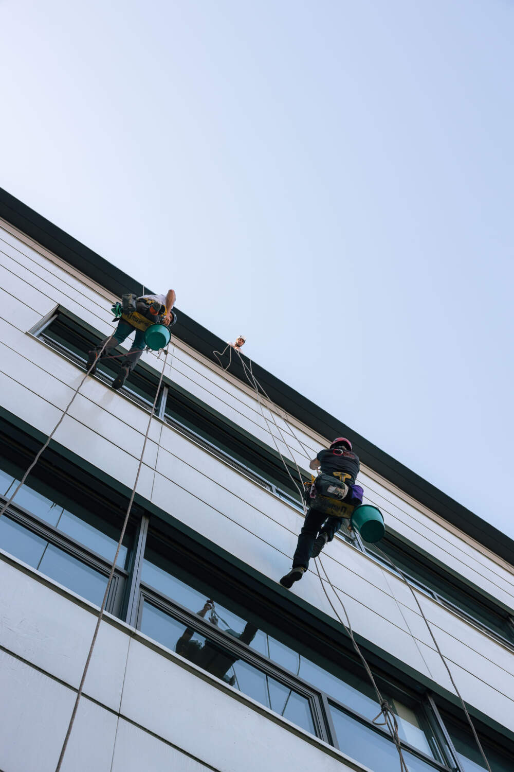 Travaux de peinture sur les facades et les toitures de bâtiments en hauteur à Annecy